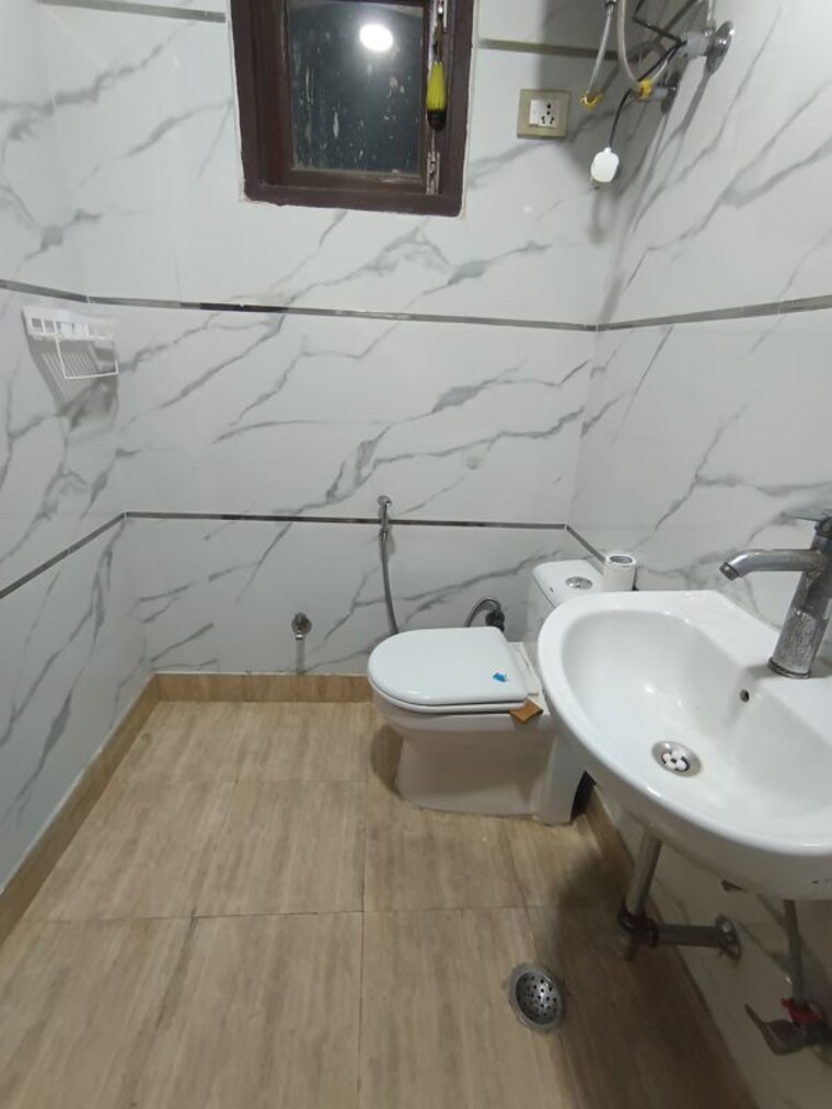 Bathroom, panchsheel vihar 3 Bedroom 1800 Sq.Ft. Builder Floor In Panchsheel Vihar Delhi 10257175