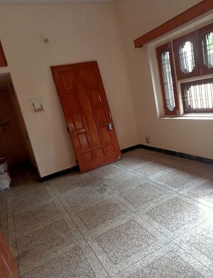 Room in 1 BHK Villa at Aliganj – for Rent