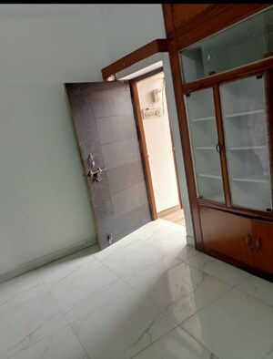 Room in 1 BHK Villa at Aliganj – for Rent