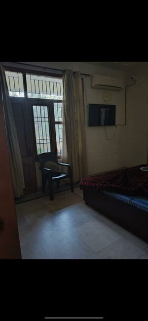 Room in 4 BHK Apartment at Sector 50 – for Sale