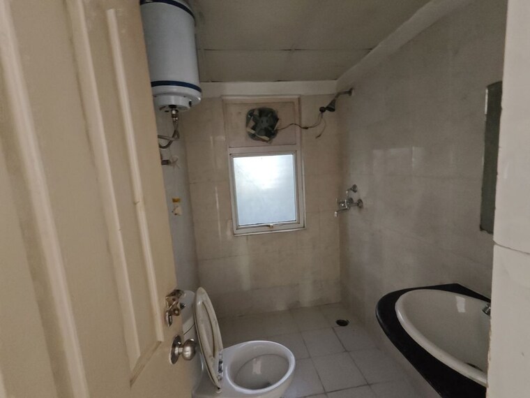Bathroom, vatika-city-homes 3.5 Bedroom 1935 Sq.Ft. Apartment In Sector 83 Gurgaon 10257385