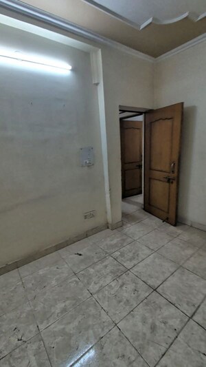 Room in 4 BHK Builder Floor at Pitampura – for Rent