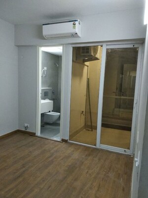 Room in 2 BHK Apartment at Delhi Gurgaon Expressway – for Rent