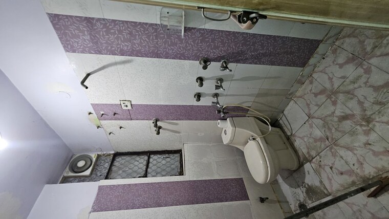 Washroom, dilshad colony 2 Bedroom 850 Sq.Ft. Apartment In Dilshad Colony Delhi 10235310