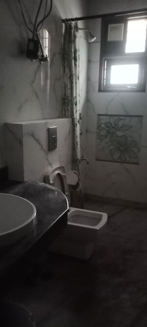 Bathroom in 2 BHK Builder Floor at DLF City Phase IV, Dlf Phase iv – for Rent