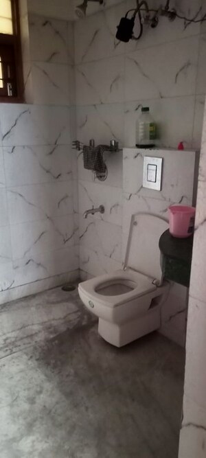 Bathroom in 2 BHK Builder Floor at DLF City Phase IV, Dlf Phase iv – for Rent