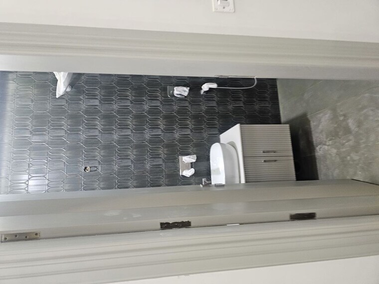  Parking, anand vihar 3 Bedroom 125 Sq.Yd. Builder Floor In Anand Vihar Delhi 10257876