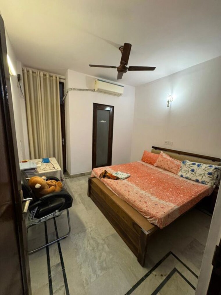 Bedroom, shivalik colony 3 Bedroom 200 Sq.Yd. Builder Floor In Shivalik Colony Delhi 10257886