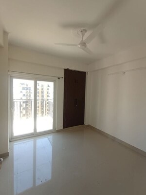 Room in 2.5 BHK Apartment at Amrapali Terrace Homes, Tech Zone 4 Greater Noida – for Rent