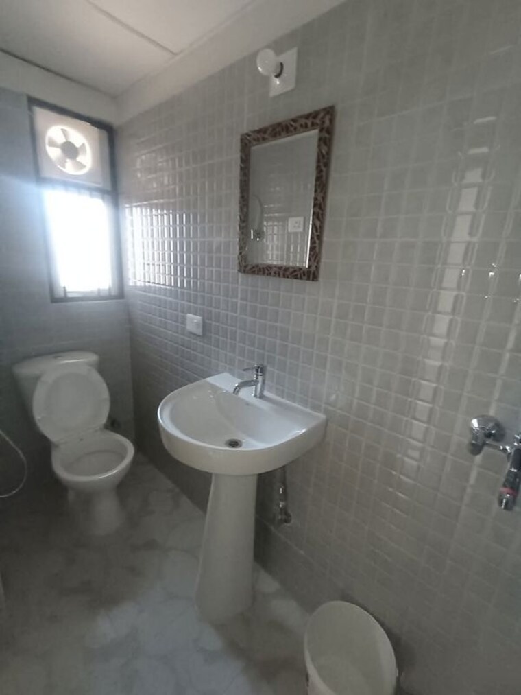Bathroom, amrapali-terrace-homes 2.5 Bedroom 940 Sq.Ft. Apartment In Tech Zone 4 Greater Noida Greater Noida 9584535