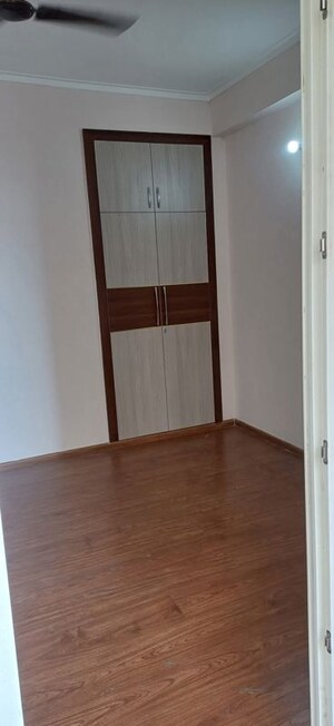 Room in 2 BHK Apartment at Amrapali Golf Homes, Sector 4 Greater Noida – for Rent