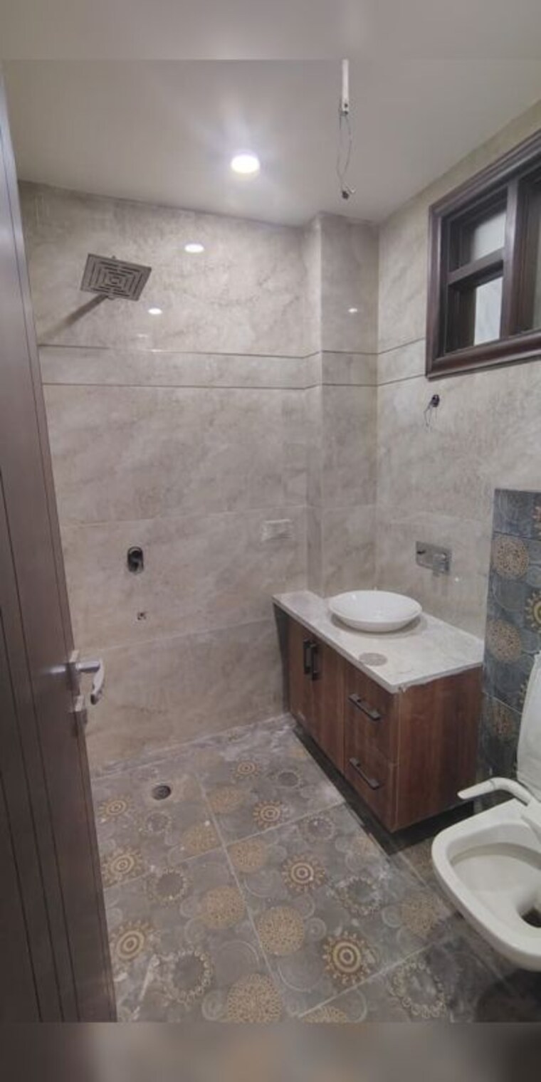 Bathroom, rohini sector 16 3 Bedroom 1150 Sq.Ft. Builder Floor In Rohini Sector 16 Delhi 10258311