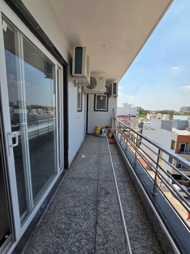 Balcony, sector 9a 3 Bedroom 263 Sq.Yd. Builder Floor In Sector 9a Gurgaon 10258391