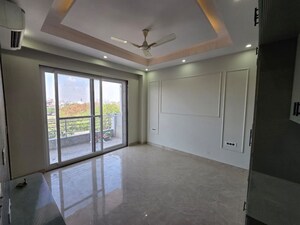 Room in 3 BHK Builder Floor at Sector 9a – for Sale