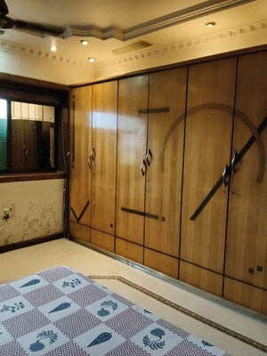 Furnished Amenities in 2 BHK Apartment at Golden Square, Santacruz East – for Rent