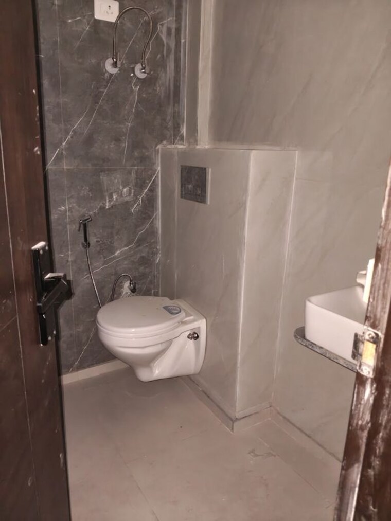 Bathroom, sector 73 3 Bedroom 1550 Sq.Ft. Builder Floor In Sector 73 Noida 10258784