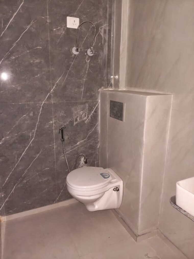 Bathroom, sector 73 3 Bedroom 1550 Sq.Ft. Builder Floor In Sector 73 Noida 10258784