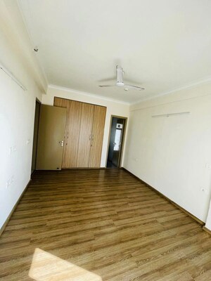 Room in 3.5 BHK Apartment at Pareena Micasa, Sector 68 – for Rent