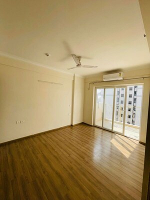 Room in 3.5 BHK Apartment at Pareena Micasa, Sector 68 – for Rent