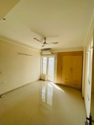 Room in 3.5 BHK Apartment at Pareena Micasa, Sector 68 – for Rent