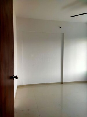 Room in 2 BHK Apartment at Manav La Centra, Tathawade – for Rent