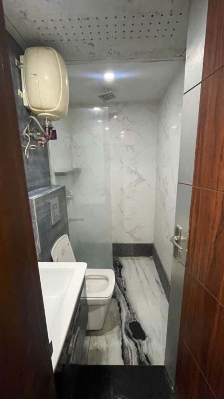 Bathroom, hajipur 3 Bedroom 1241 Sq.Ft. Builder Floor In Hajipur Noida 10259078