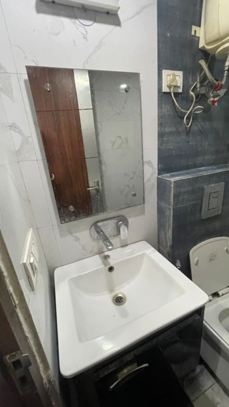 Bathroom, hajipur 3 Bedroom 1241 Sq.Ft. Builder Floor In Hajipur Noida 10259078
