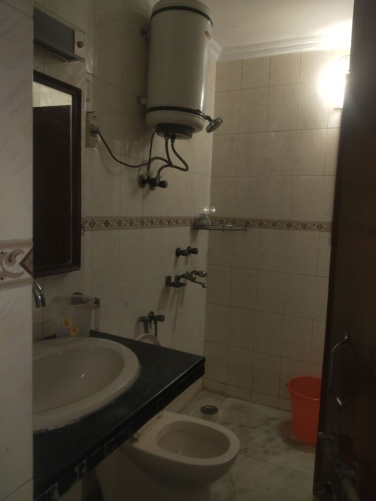 Bathroom, sarita vihar 2 Bedroom 1500 Sq.Ft. Apartment In Sarita Vihar Delhi 10259252