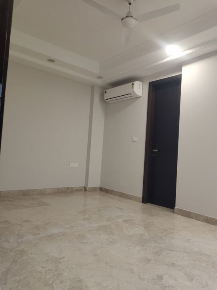 Room, east of kailash 4 Bedroom 2200 Sq.Ft. Builder Floor In East Of Kailash Delhi 10259476