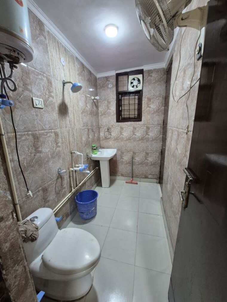 Bathroom, saket 3 Bedroom 1200 Sq.Ft. Builder Floor In Saket Delhi 10259551
