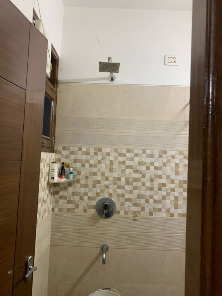 Bathroom, guru-nanak-enclave 3 Bedroom 900 Sq.Ft. Builder Floor In Dhakoli Zirakpur 10259688