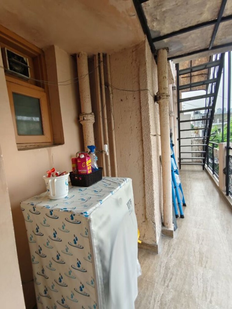 Balcony, kalkaji 3 Bedroom 200 Sq.Yd. Apartment In Kalkaji Delhi 10259892