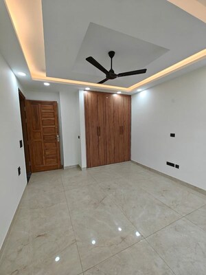 Room in 3 BHK Builder Floor at Sector 55 – for Rent