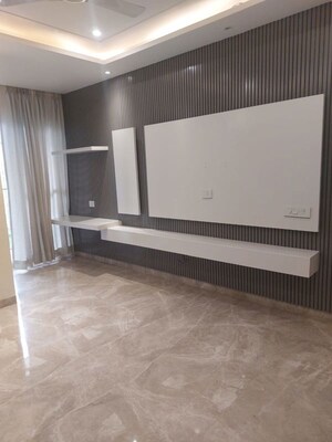 Room in 3 BHK Builder Floor at Sector 55 – for Rent