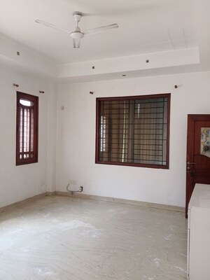 Room in 2.5 BHK Villa at RWA Apartments Sector 51, Sector 51 – for Rent