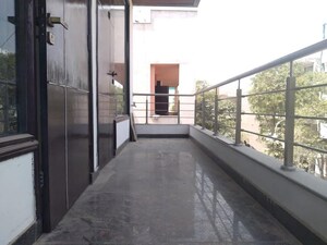 Parking in 4 BHK Builder Floor at DLF Atria, Dlf Phase ii – for Sale