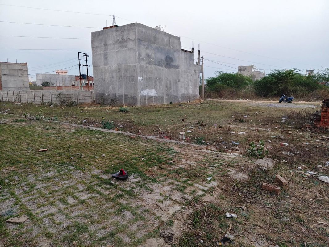 Plot For Sale in Jankipuram Extension