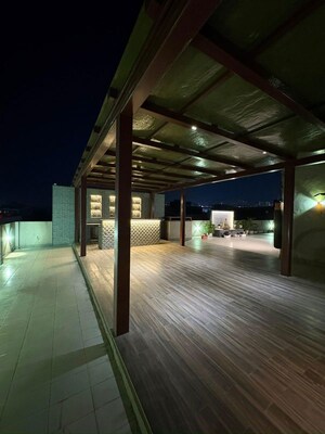 Parking in 3 BHK Builder Floor at Dlf Phase I – for Sale