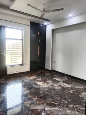 Room in 3 BHK Builder Floor at Sector 85 – for Rent