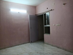 Room in 2 BHK Apartment at Gomti Nagar – for Rent