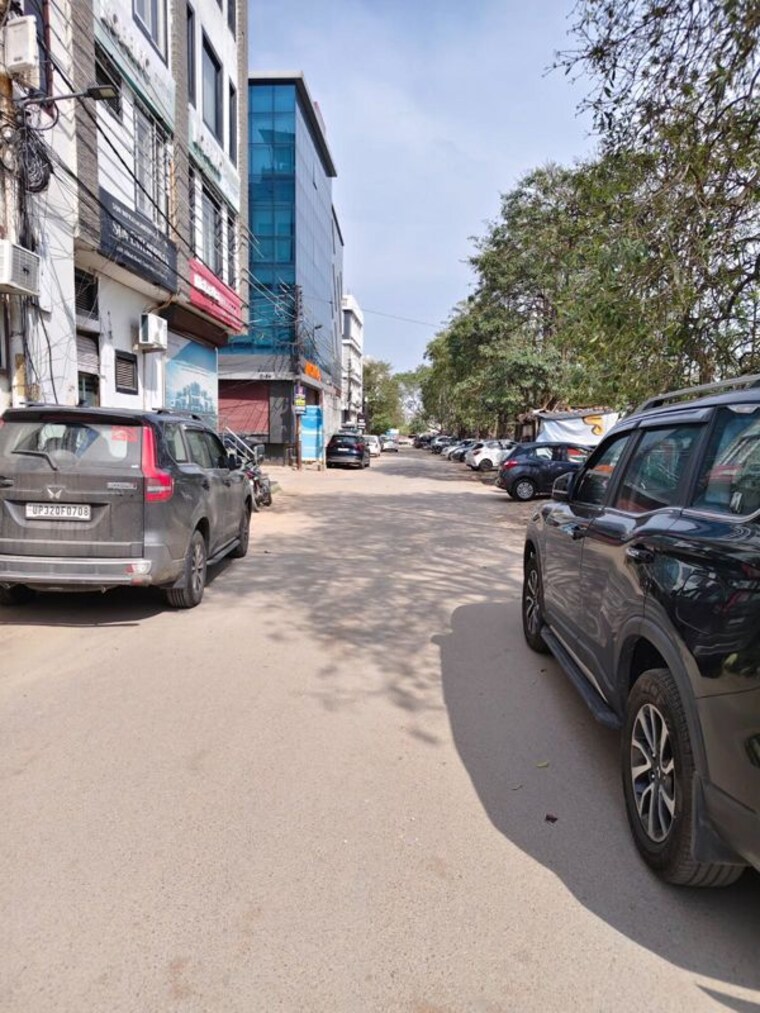  Parking, vibhuti khand Commercial Office Space 435 Sq.Ft. In Vibhuti Khand Lucknow 10261108