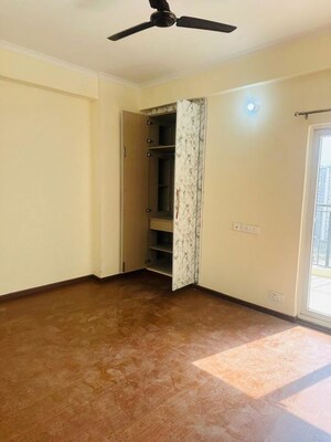 Room in 4 BHK Apartment at Mahagun Mywoods, Sector 16c Greater Noida – for Sale