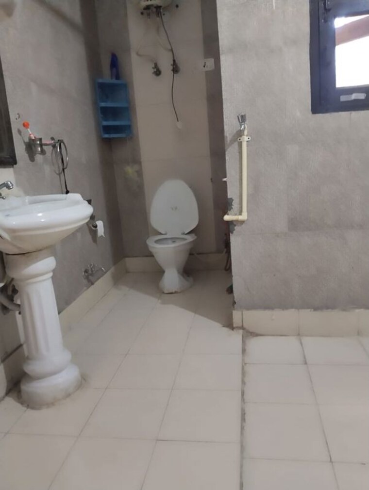 Bathroom, neb sarai 3 Bedroom 1400 Sq.Ft. Builder Floor In Neb Sarai Delhi 10261239