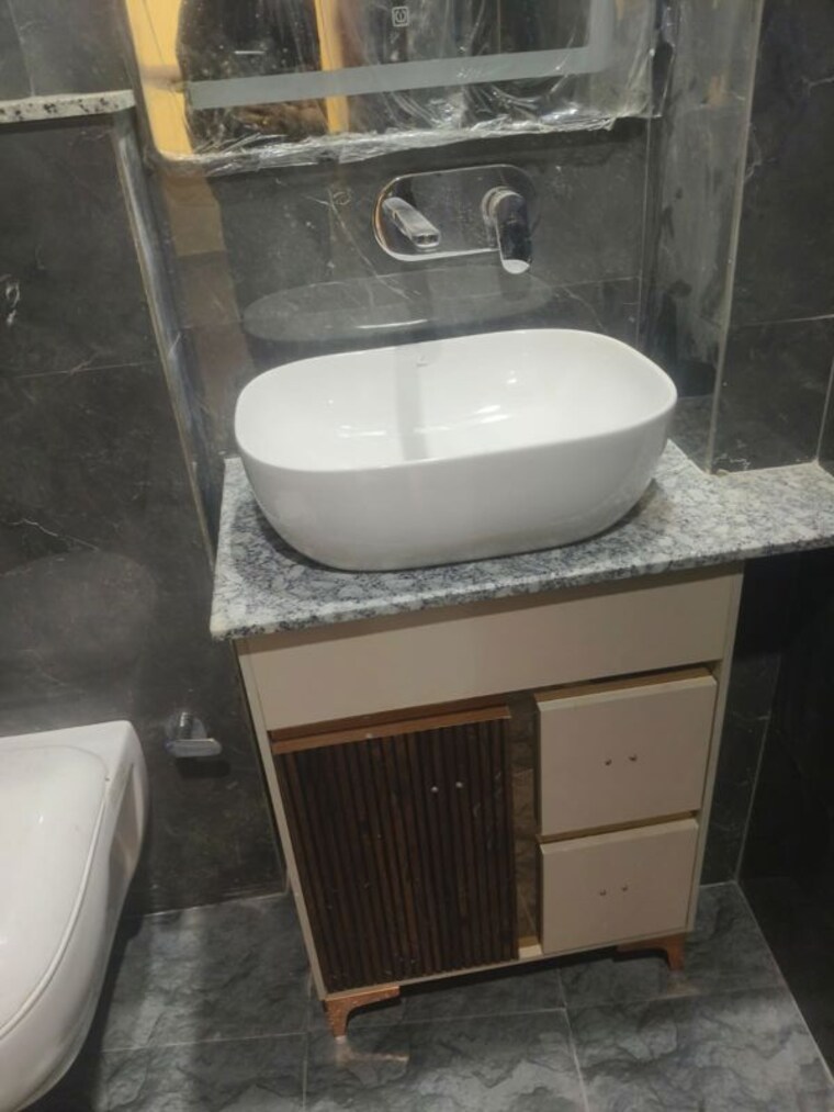 Bathroom, chittaranjan park 3 Bedroom 1800 Sq.Ft. Builder Floor In Chittaranjan Park Delhi 10261301