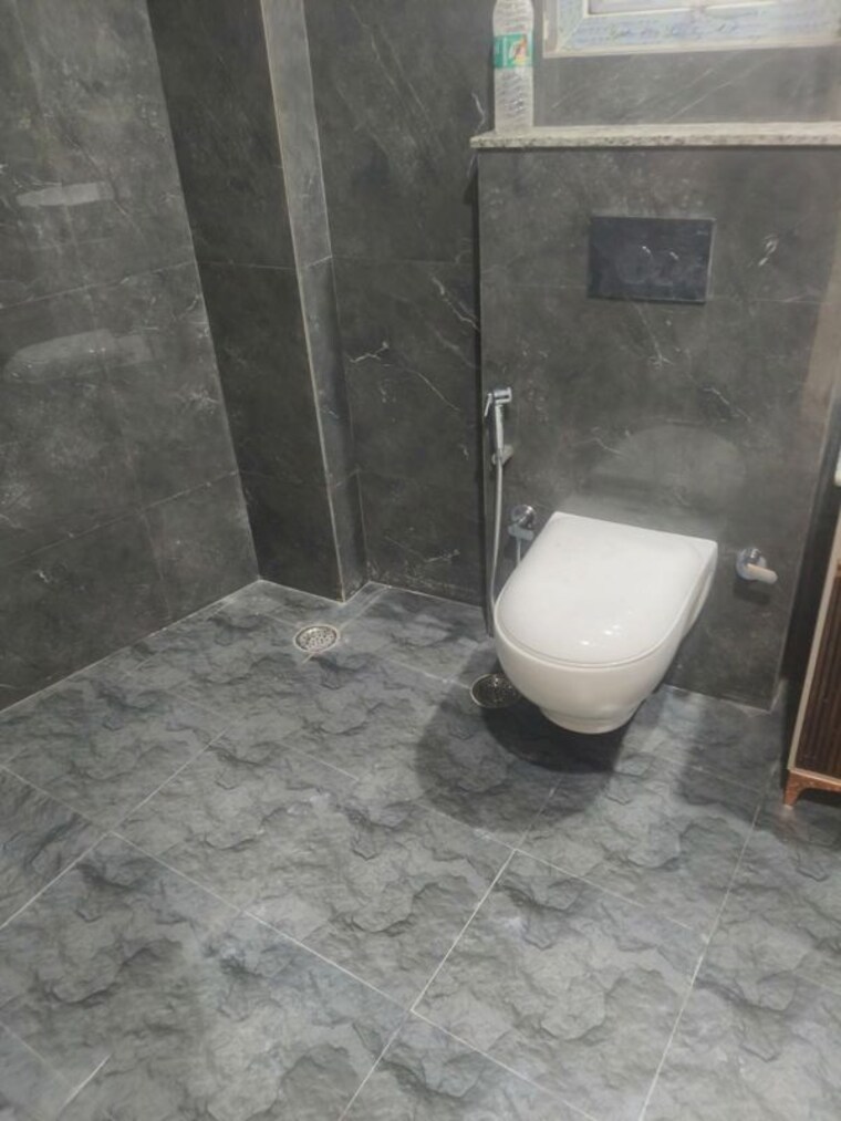 Bathroom, chittaranjan park 3 Bedroom 1800 Sq.Ft. Builder Floor In Chittaranjan Park Delhi 10261301