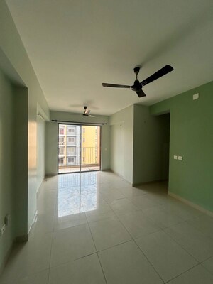 Room in 3 BHK Apartment at Godrej Seven, Joka – for Rent
