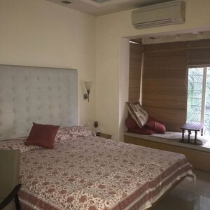 Bedroom in 3 BHK Apartment at Hill Top CHS, Pali Hill – for Rent