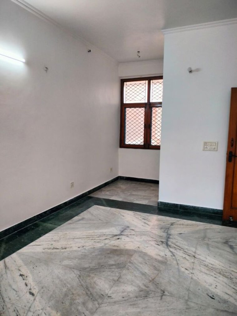 Room, chittaranjan park 3 Bedroom 160 Sq.Yd. Apartment In Chittaranjan Park Delhi 10261432