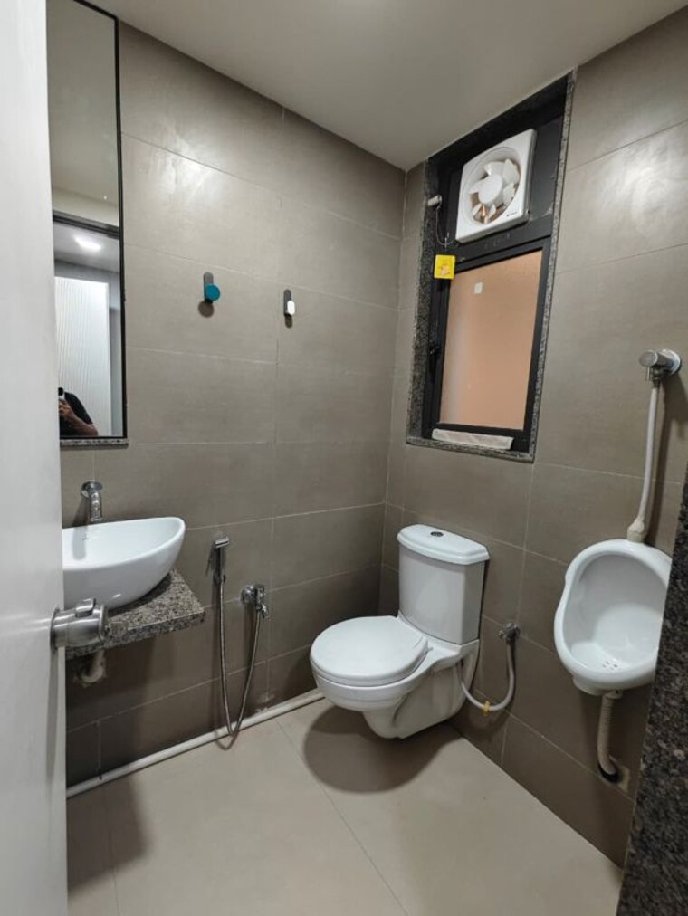 Bathroom, bodakdev Commercial Office Space 1098 Sq.Ft. In Bodakdev Ahmedabad 10261415