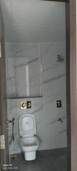 Bathroom in 2.5 BHK Builder Floor at Smart World Orchard, Sector 61 – for Rent